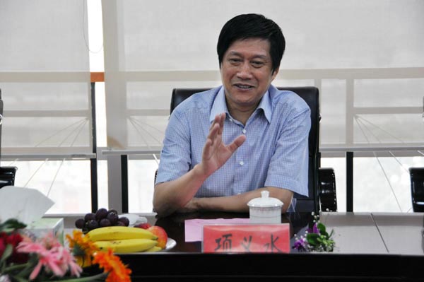 3.華億集團董事長項義水正在同與會領(lǐng)導(dǎo)介紹華億在荻港鎮(zhèn)未來的規(guī)劃情況.jpg