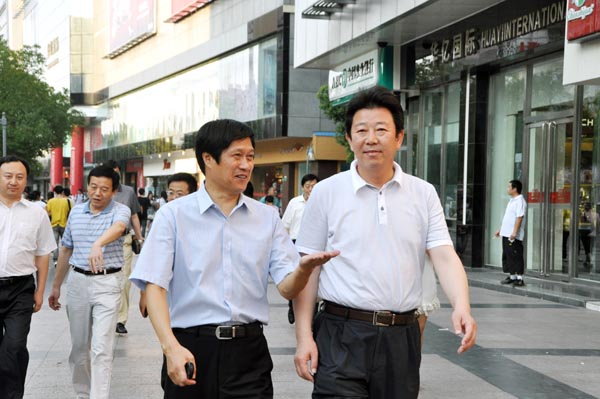 6.項(xiàng)董事長向客人介紹中山路黃金商圈的整體環(huán)境和華億國際的發(fā)展思路.jpg