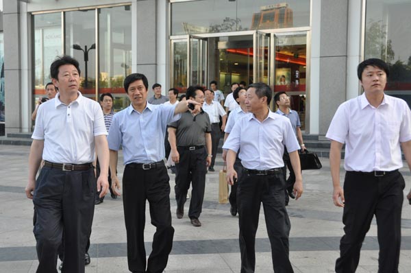 8.項(xiàng)董事長向客人介紹華億國際的發(fā)展方向和市場(chǎng)定位.jpg