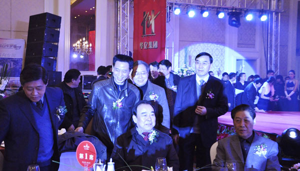 9領(lǐng)導和嘉賓們進入會場.JPG