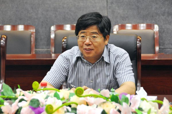4.市委常委、副市長姜四清對鏡湖區(qū)各項工作表示贊許，對華億集團的發(fā)展予以肯定，希望華億能夠繼續(xù)推動壯大鏡湖區(qū)現(xiàn)代服務業(yè)的發(fā)展.jpg