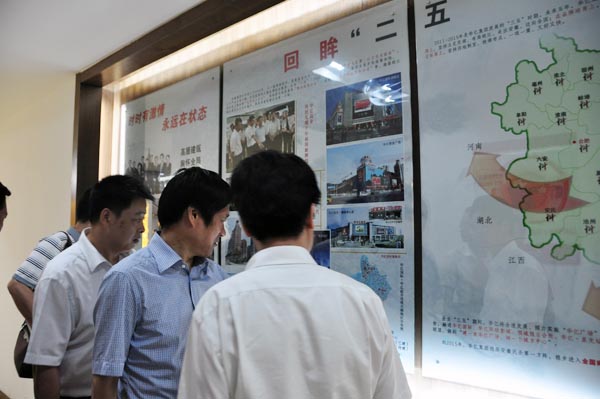 7.董事長項義水向考察組介紹華億集團”三五“規(guī)劃的目標.jpg