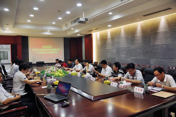3.在集團會議廳，集團領導班子向考察組進行座談.jpg