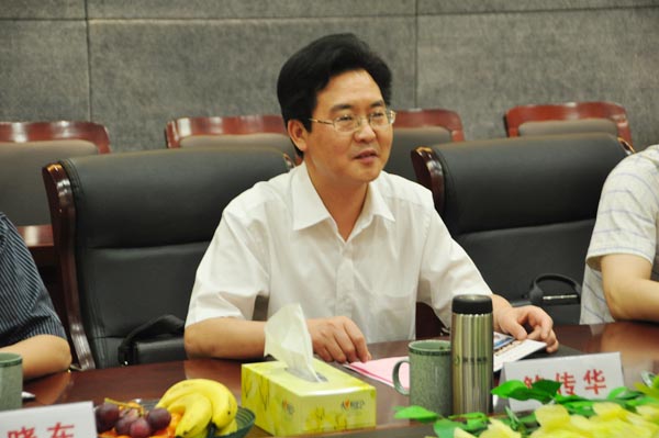 5.座談會上，鮑傳華副秘書長正在發(fā)表講話.jpg