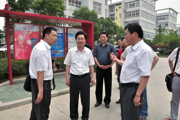 1.陳金海總經理正在向考察組一行作科技園項目介紹.jpg