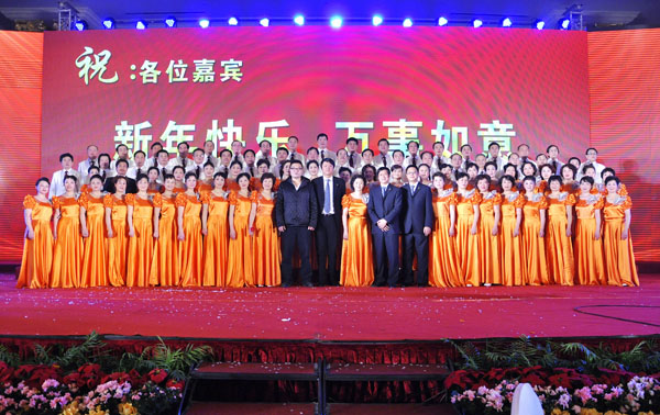 37華億集團領(lǐng)導和合唱團成員合影留戀.JPG